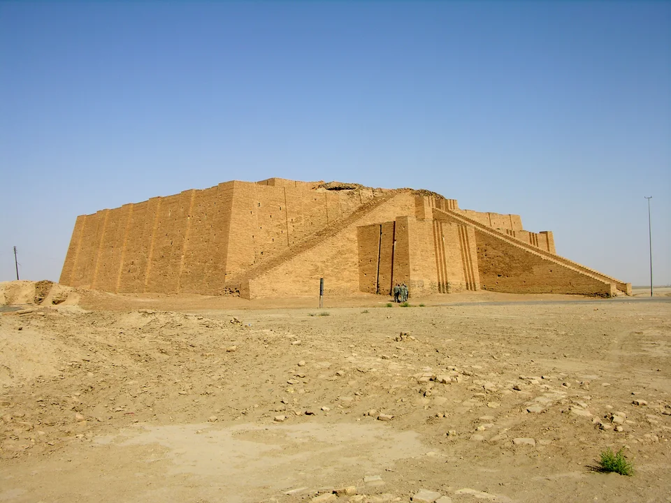 La ziggurat di Ur, con le sue larghe mura di mattoni e le scalinate monumentali, fotografata nel 2006.