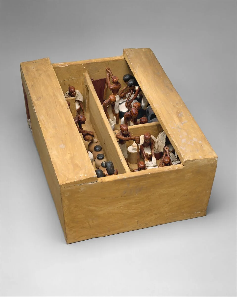 Personnages de bois peints travaillant dans les pièces attenantes de la boulangerie et de la brasserie miniatures de Meketre.