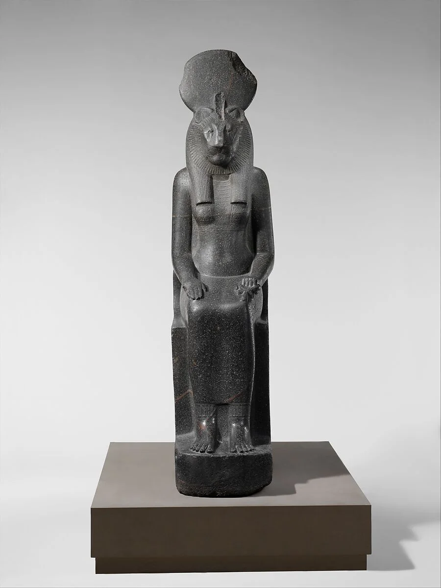 Statue assise de Sakhmet à tête de lionne.